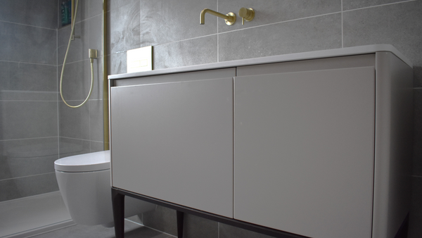 Alnwick freestanding wash stand in cashmere with brushed brass tap