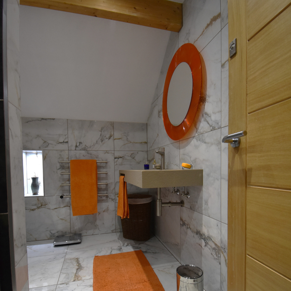 Acquabella Infinity basin unit in cappuccino on Piana Gold tiles